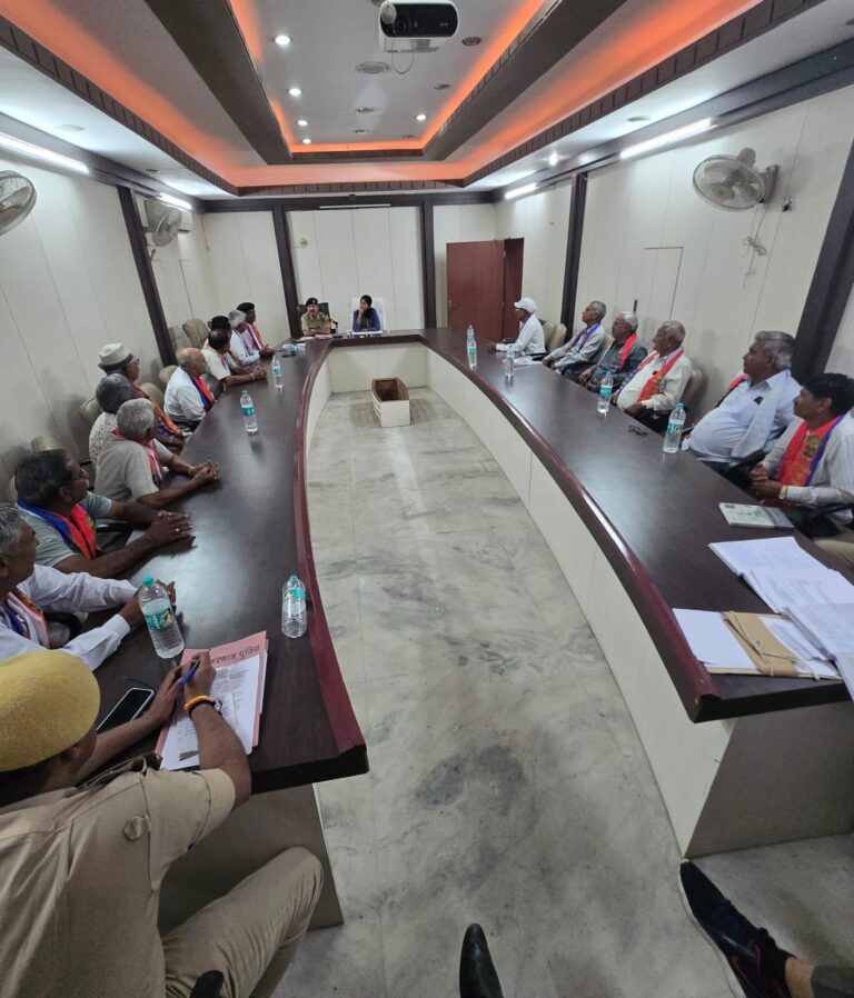 SP कार्यालय में सेवानिवृत्त पुलिसकर्मियों की बैठक: SP ममता गुप्ता ने सुनी समस्याएं, जल्द निस्तारण का दिया भरोसा।