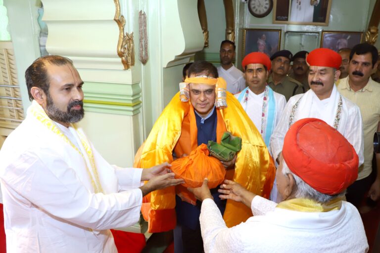 नाथद्वारा पहुंचे राजस्थान के मुख्य सचिव: युवाचार्य विशाल बावा से लिया आशीर्वाद, वैष्णव सुविधाओं पर हुई चर्चा।